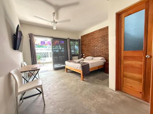 una camera da letto con un letto e un muro di mattoni di Casa Sixta a 7min del aeropuerto internacional PMX y 2 cuadras terminal autob ADO a Puerto Escondido