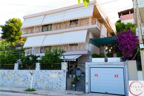 een gebouw met een blauwe garagedeur ervoor bij VILLA 24 Sarandë in Sarandë