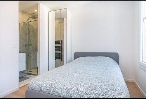 une chambre avec un lit et une douche à l'italienne dans l'établissement Beautiful 2-room apartment on the Croisette in Cannes, à Cannes