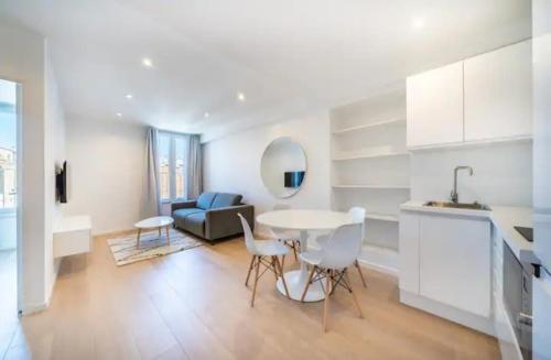 une cuisine et un salon avec une table et des chaises dans l'établissement Beautiful 2-room apartment on the Croisette in Cannes, à Cannes