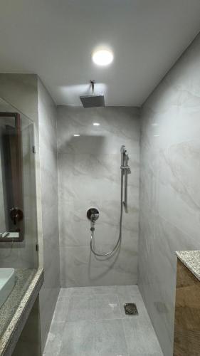 Et badeværelse på Cozy Studio Apartment