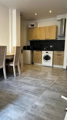 une cuisine avec une table et une cuisinière four supérieur dans l'établissement One bedroom near train station, à Nice