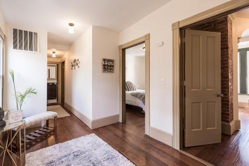Fotografie z fotogalerie ubytování The View DC Elegant King Bed Parking Privacy ve Washingtonu