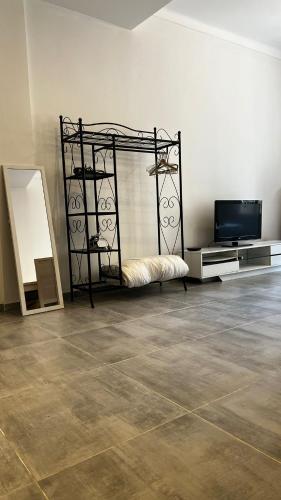 une chambre avec un lit et une télévision à écran plat dans l'établissement One bedroom near train station, à Nice