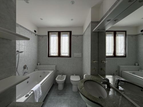 Ένα μπάνιο στο casa Venere - lake view terrace