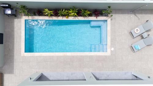 een uitzicht over het zwembad bij Villa Kura Cura - 5 Minutes From Mambo Beach in Willemstad
