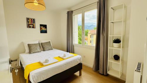 une chambre avec un lit et une grande fenêtre dans l'établissement Arsenal, 4 chambres, Balcon, Parking, à Toulon