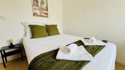 une chambre avec un lit avec des serviettes dessus dans l'établissement Arsenal, 4 chambres, Balcon, Parking, à Toulon