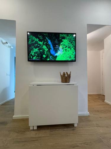 a living room with a tv on a wall at Sidera Cinque Terre Apartments in Biassa