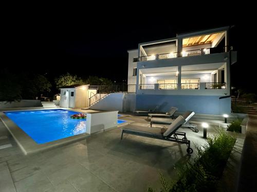 Bay view apartment with pool & sea view