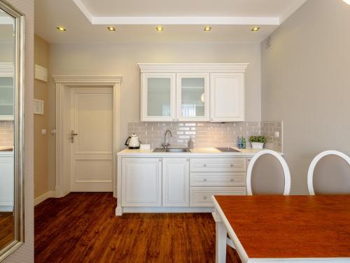 Η κουζίνα ή μικρή κουζίνα στο Perla Mare Apartamenty