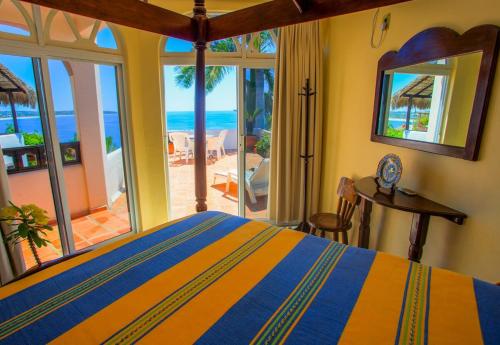 Un pat sau paturi într-o cameră la Casa de La Paz - Beautiful Beachfront Villa