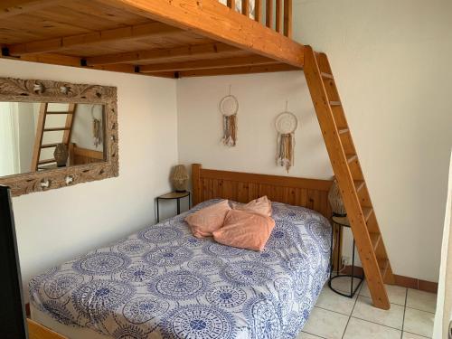 - une chambre avec un lit et des lits superposés dans l'établissement Plage Le Lydia, au Barcarès