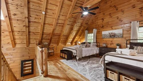 Ένα ή περισσότερα κρεβάτια σε δωμάτιο στο Trails End Cabin- Sauna, Arcade, Hot Tub, Firepit
