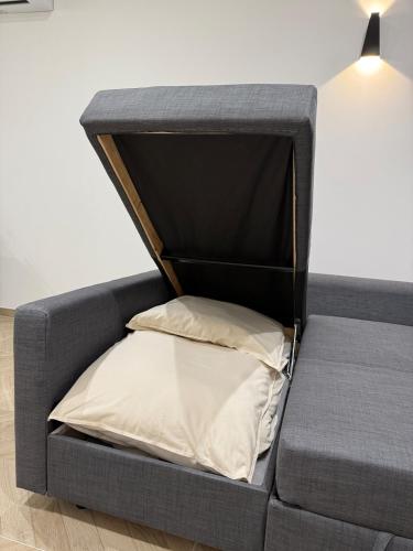 Cama en habitación con marco de cama negro en T1 luxury Port Toulon Clim, Wi-Fi, en Toulon