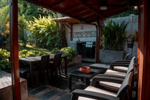 a patio with chairs and a table and a stove at Star Apple Inn in San Andrés