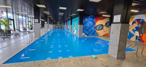 巴统Cozy Bali Style Relax & Coffee & Yoga & Work room的大型建筑物内的大型游泳池