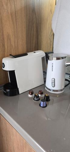 巴统Cozy Bali Style Relax & Coffee & Yoga & Work room的坐在柜台顶端的食品加工机