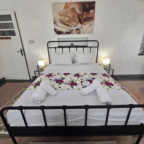 a bedroom with a large bed with towels on it at S&K House au coeur de Rabat- à 10 mn du centre ville in Rabat