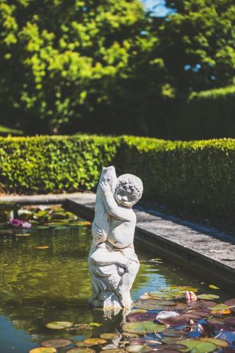 Ein Garten an der Unterkunft Domaine des Ormeaux