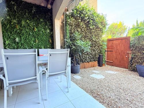 Een tuin van Appartement Jungle 2 chambres - terrasse clim parking et piscine
