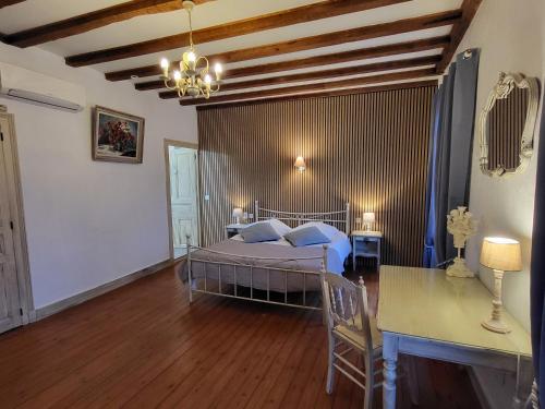 une chambre avec un lit et une table dans une pièce dans l'établissement Gîte la renaissance, à Villandry