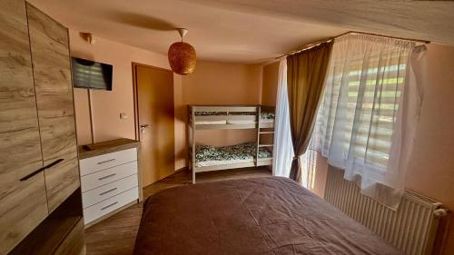 Katil atau katil-katil dalam bilik di Cabana cu piscină ALLEGRIA - TOCILE , jud SIBIU