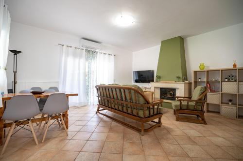 G&A Family Home near the Beach by MΡS