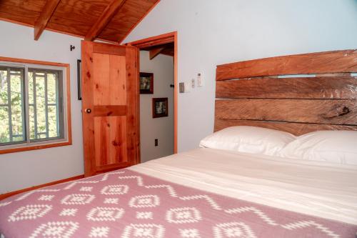 a bedroom with a large bed and a window at Star Apple Inn in San Andrés