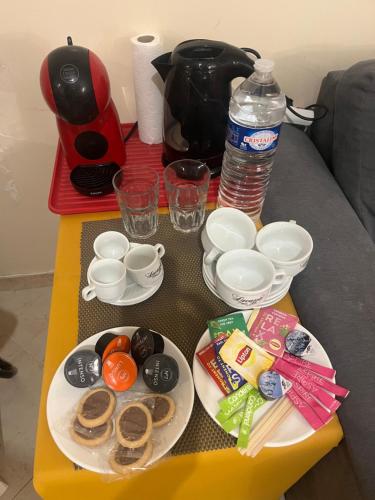 Příslušenství pro přípravu čaje a kávy v ubytování Appt Spacieux, centre ville 3 min a pieds a monaco