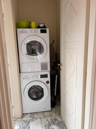a washer and dryer in a small room at Bon Bon Luxury di piazza San Secondo in Asti