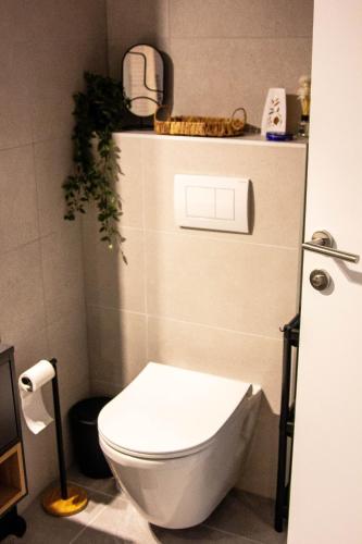 Bilik mandi di LisaMe Apartman Airport