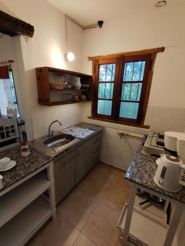 Η κουζίνα ή μικρή κουζίνα στο Anexo acogedor con patio