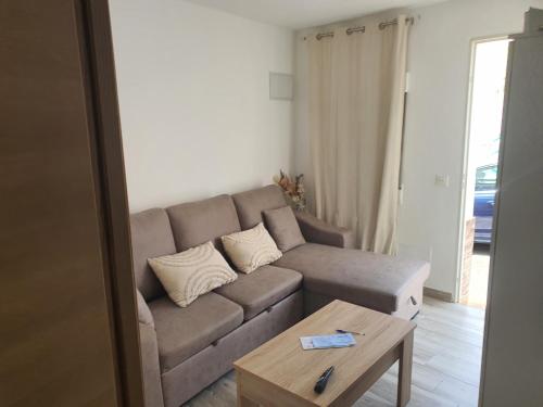 ein Wohnzimmer mit einer Couch und einem Couchtisch in der Unterkunft Casa pepa in Marbella