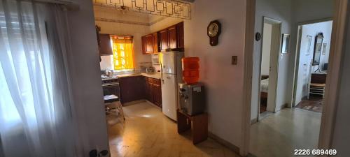 cocina con nevera en el medio de una habitación en Casa 5 personas. Calle principal Cañuelas, en Cañuelas