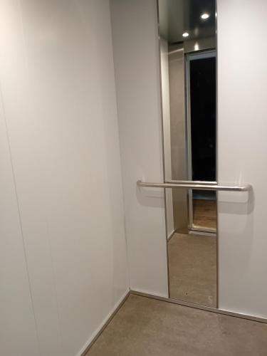 een glazen schuifdeur met een spiegel in een kamer bij Bellooceano in Playa del Carmen