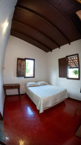 a bedroom with a large bed in a room at Casa junto as montanhas in Capitólio