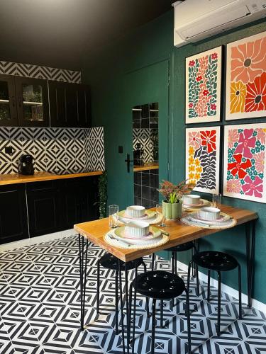 - une cuisine avec une table et des tabourets en bois dans l'établissement Atelier de Lisa, à Forbach