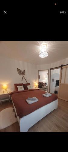 une chambre avec un grand lit dans une pièce dans l'établissement Escapade à Blagnac, T2, balnéo,jardin,parking,tram, à Blagnac