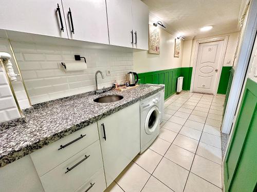 Kuchyň nebo kuchyňský kout v ubytování Golden Kent Apart Hotel Taksim