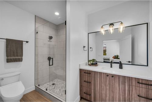 Un baño con ducha, lavabo y espejo. en High Desert Home Modern Luxury Near Zion NP, en Orderville