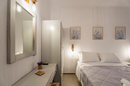 Postel nebo postele na pokoji v ubytování Lavender Minimal Studios