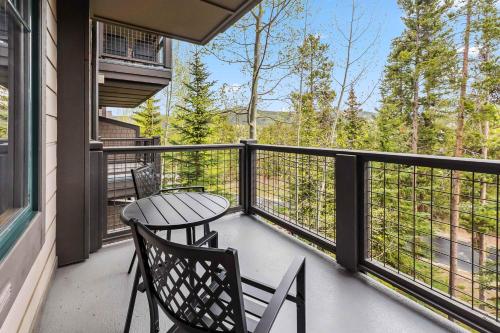 ein Balkon mit zwei Stühlen und einem Tisch in der Unterkunft Central Breck Stay Shared Hot Tub plus Ski Access in Breckenridge
