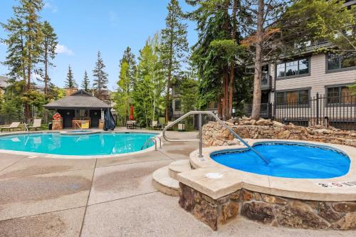einen Pool mit Whirlpool im Hof in der Unterkunft Central Breck Stay Shared Hot Tub plus Ski Access in Breckenridge
