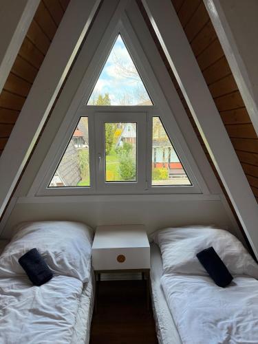 Postel nebo postele na pokoji v ubytování Ferienhaus in Immenstaad - faszinierender Panorama See Blick