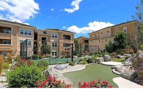 Jardín al aire libre en New Luxurious 1BR Apartment Heated Pool Spa & Sauna