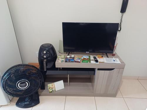 Televisyen dan/atau pusat hiburan di Apart próximo a Unimed, Catedral e HSA de 2 quartos com AR, mini-Academia e garagem no Centro-sul