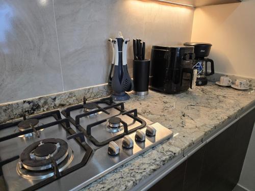a kitchen counter with a stove top oven in a kitchen at Acogedor y Centrico Apto 2hab-1baño in Maracaibo