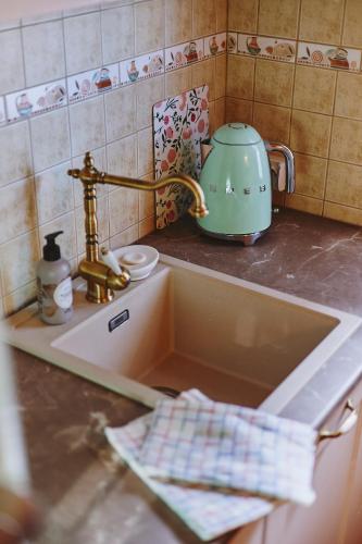 a kitchen sink with a tea pot sitting in it at Slow House Gaładuś in Radziucie