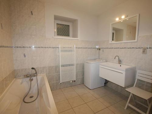 une salle de bain avec une baignoire, un lavabo et des toilettes dans l'établissement Gîte Spacieux entre Épinal et Gérardmer, Terrasse Privative, 5 Pers, Draps Inclus - FR-1-589-273, à Docelles